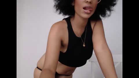 viiolettaaa online show from June 5, 2026, 9:42 pm