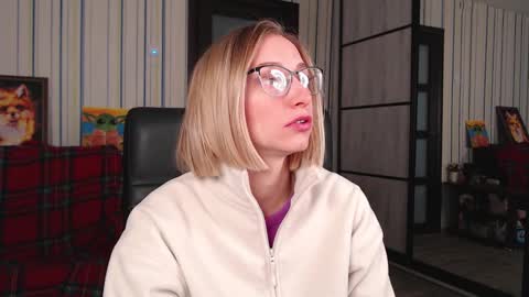 Snapshot of vikaericka chatting on November 17, 2025, 7:25 am Vika online show from November 17, 2025, 7:25 am