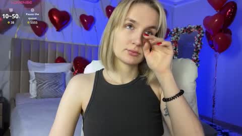 Snapshot of vikky_moon chatting on February 24, 2026, 12:41 am Vikky online show from February 24, 2026, 12:41 am