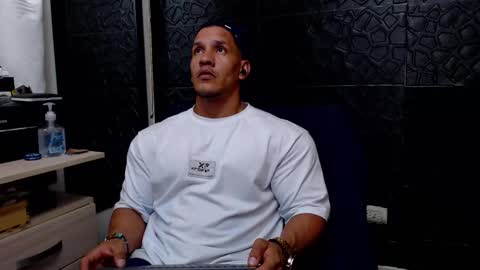 Viktor Herrera online show from February 18, 2025, 1:43 am