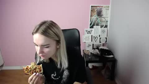 Snapshot of viktoria_lovely chatting on September 10, 2025, 6:57 am viktoria_lovely online show from September 10, 2025, 6:57 am