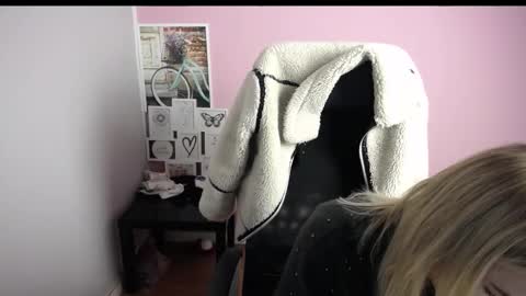 Snapshot of viktoria_lovely chatting on November 25, 2025, 10:04 am viktoria_lovely online show from November 25, 2025, 10:04 am