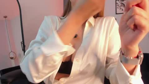 Snapshot of vikypetiteee chatting on April 30, 2026, 10:25 pm Victoria online show from April 30, 2026, 10:25 pm