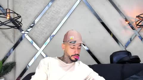 Snapshot of vinzenzrizzo chatting on October 22, 2025, 4:24 am ---Vinzen--- online show from October 22, 2025, 4:24 am