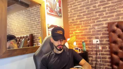 Snapshot of vinzenzrizzo chatting on October 27, 2025, 5:22 am ---Vinzen--- online show from October 27, 2025, 5:22 am