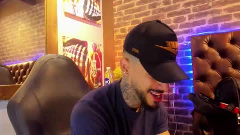 Snapshot of vinzenzrizzo chatting on November 15, 2025, 6:48 pm ---Vinzen--- online show from November 15, 2025, 6:48 pm