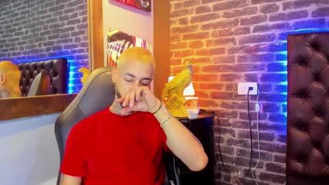 Snapshot of vinzenzrizzo chatting on December 17, 2025, 4:18 am ---Vinzen--- online show from December 17, 2025, 4:18 am