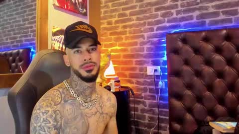 Snapshot of vinzenzrizzo chatting on December 18, 2025, 9:43 pm ---Vinzen--- online show from December 18, 2025, 9:43 pm