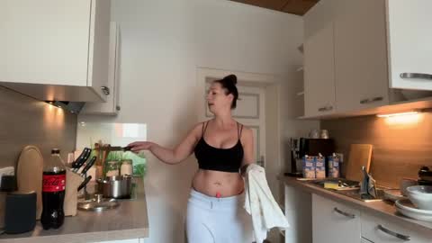 Snapshot of viola_beck chatting on April 9, 2026, 9:26 am Vio online show from April 9, 2026, 9:26 am