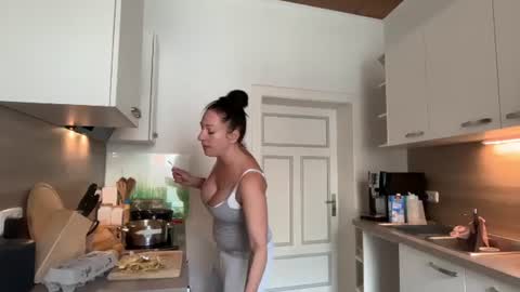 Snapshot of viola_beck chatting on June 16, 2026, 10:18 am Vio online show from June 16, 2026, 10:18 am