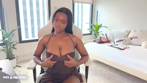 Snapshot of violet6xft chatting on February 2, 2025, 9:23 pm Fantasy Black Girl online show from February 2, 2025, 9:23 pm