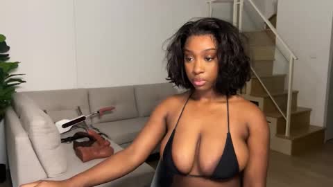 Snapshot of violet6xft chatting on September 14, 2025, 5:28 am Fantasy Black Girl online show from September 14, 2025, 5:28 am