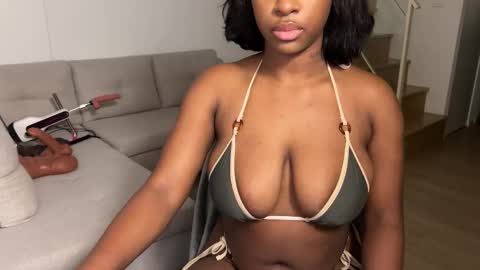 Snapshot of violet6xft chatting on September 16, 2025, 4:13 am Fantasy Black Girl online show from September 16, 2025, 4:13 am