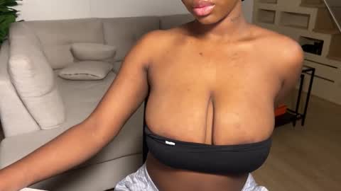 Snapshot of violet6xft chatting on October 16, 2025, 2:07 pm Fantasy Black Girl online show from October 16, 2025, 2:07 pm
