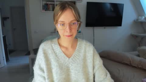 Snapshot of violet_blue_eyes chatting on October 7, 2025, 12:24 pm Violet online show from October 7, 2025, 12:24 pm