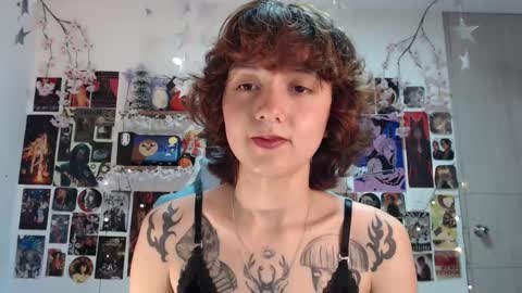 Snapshot of violet_bluee chatting on February 24, 2025, 9:32 am Violet online show from February 24, 2025, 9:32 am