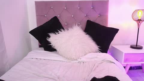 Snapshot of violet_queen2 chatting on January 8, 2025, 2:14 pm Mary online show from January 8, 2025, 2:14 pm