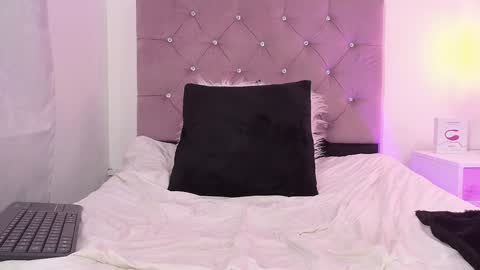 Snapshot of violet_queen2 chatting on January 26, 2025, 2:41 pm Mary online show from January 26, 2025, 2:41 pm