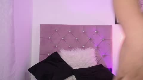 Snapshot of violet_queen2 chatting on January 31, 2025, 8:33 pm Mary online show from January 31, 2025, 8:33 pm