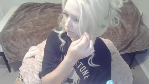 violet_winter97 online show from December 2, 2024, 3:04 am