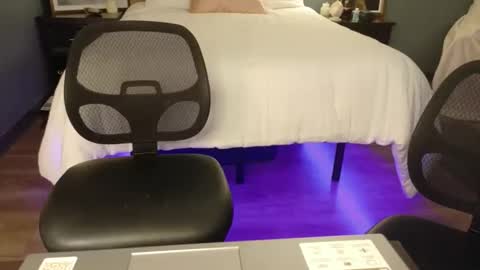 violet_winter97 online show from May 11, 2026, 3:07 pm