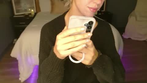 violet_winter97 online show from May 13, 2026, 1:41 pm