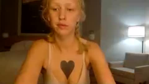 violet_winter97 online show from June 19, 2026, 12:53 pm