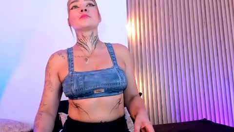 Snapshot of violeta_queen11 chatting on June 1, 2026, 1:46 pm Violeta online show from June 1, 2026, 1:46 pm