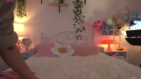 Snapshot of violeth___ chatting on June 21, 2026, 10:18 am violeth___ online show from June 21, 2026, 10:18 am
