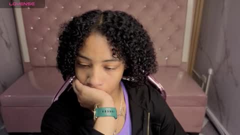 violeth_b online show from December 17, 2025, 12:33 pm