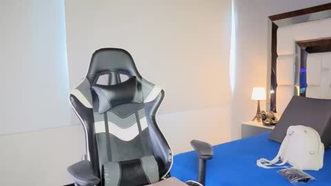 Snapshot of violetskinny chatting on February 9, 2026, 7:40 pm violetskinny online show from February 9, 2026, 7:40 pm