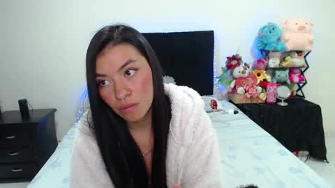 Snapshot of violett_flowers chatting on February 3, 2025, 10:21 pm violeta  online show from February 3, 2025, 10:21 pm