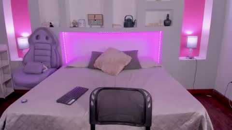 Snapshot of violettabaker1 chatting on December 12, 2024, 1:32 am ViolettaBaker online show from December 12, 2024, 1:32 am
