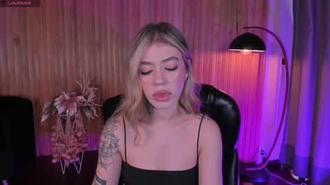 Violett  online show from November 12, 2025, 7:35 pm