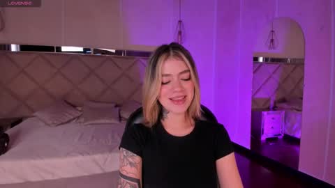 Violett  online show from November 17, 2025, 6:35 pm