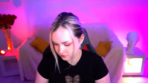 Snapshot of violettwoods chatting on June 2, 2026, 8:05 am Violett online show from June 2, 2026, 8:05 am