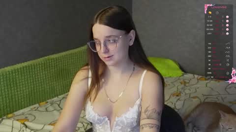 Snapshot of violetwin chatting on March 5, 2026, 8:32 am Violet online show from March 5, 2026, 8:32 am