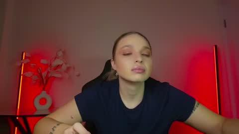 Snapshot of viollasinzz chatting on December 17, 2025, 5:35 am Violla online show from December 17, 2025, 5:35 am