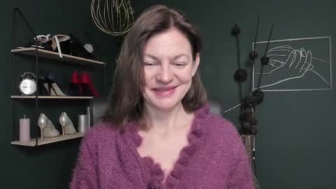 Vivian online show from October 22, 2025, 5:52 am