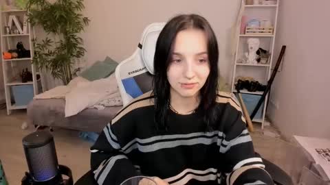 Snapshot of vivian_qwerty chatting on December 20, 2024, 6:24 pm vivian_qwerty online show from December 20, 2024, 6:24 pm