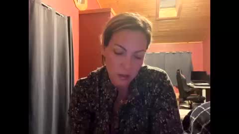 VivianLuxe online show from October 18, 2025, 5:32 am