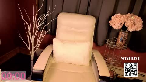 VivianLuxe online show from November 28, 2025, 4:59 am