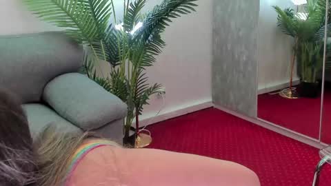 Snapshot of viviannenicole chatting on May 17, 2026, 7:32 pm Nicole online show from May 17, 2026, 7:32 pm