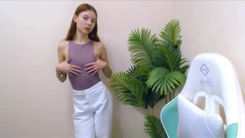 Snapshot of vivien_leight chatting on December 6, 2024, 7:12 pm Vivien online show from December 6, 2024, 7:12 pm