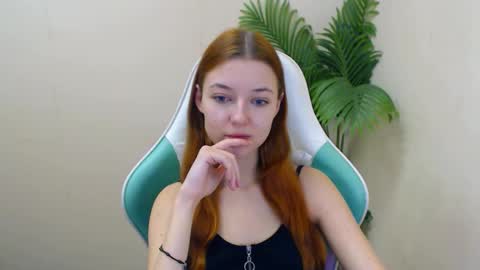 Snapshot of vivien_leight chatting on February 5, 2025, 6:48 pm Vivien online show from February 5, 2025, 6:48 pm