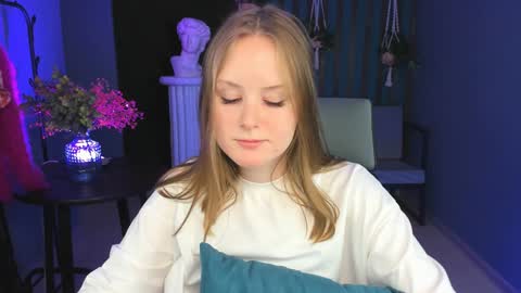 Snapshot of vivienleeigh chatting on December 18, 2024, 1:23 pm Vivien online show from December 18, 2024, 1:23 pm