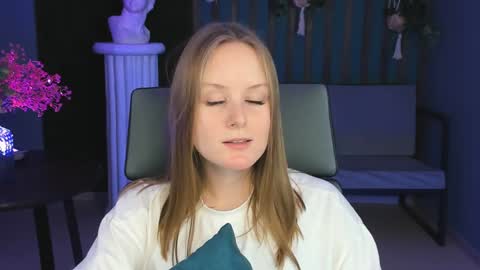 Snapshot of vivienleeigh chatting on December 18, 2024, 7:30 pm Vivien online show from December 18, 2024, 7:30 pm