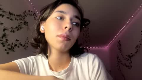 Vivi online show from November 23, 2025, 4:07 pm