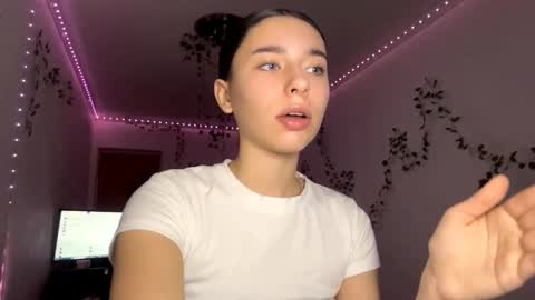 Vivi online show from November 24, 2025, 4:18 pm