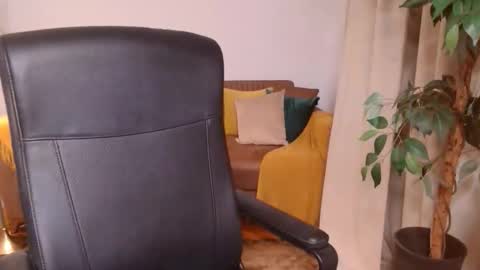 Vivienne online show from November 16, 2025, 4:45 pm